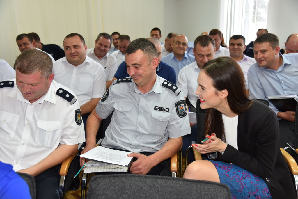 PUBLIKA TV: Polițiștii învață cum să comunice alaturi de Vera Nastasiu